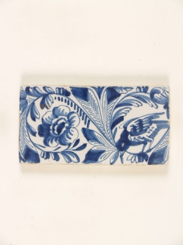 Randtegel met een blauwwit floraal ornamentdecor: bloemhalfjes